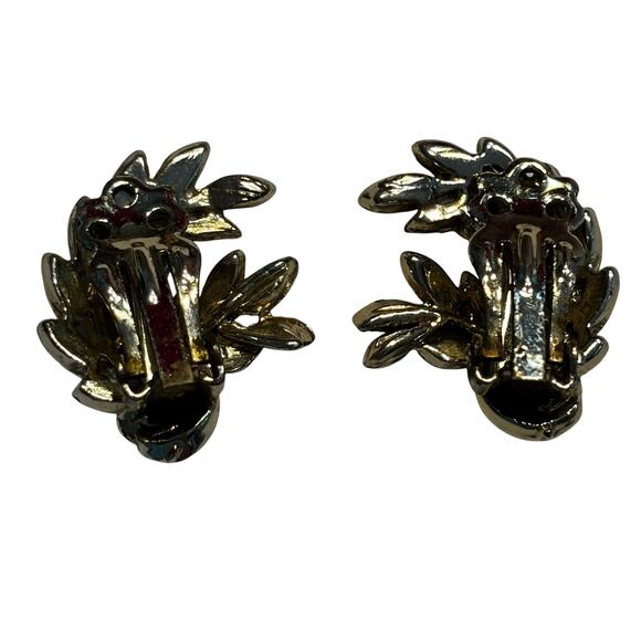 Vintage Vogue clip on earrings textured dimensional silvertone mid century - Picture 4 of 6